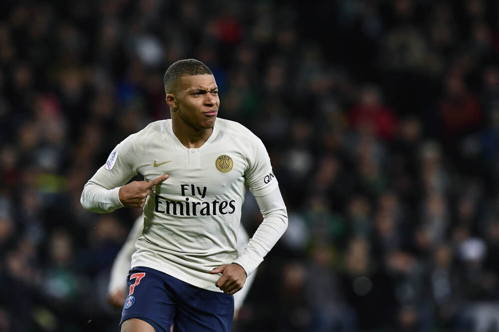 队报球迷票选2025年度11人：中前场巴萨占3席，锋线姆巴佩+登贝莱